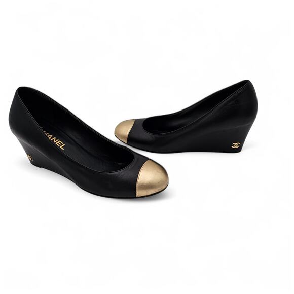 Chanel CC Cap Toe Wedge Pump Mid Heel Black Gold Leather Size 40 US 9 9.5 - Picture 1 of 16